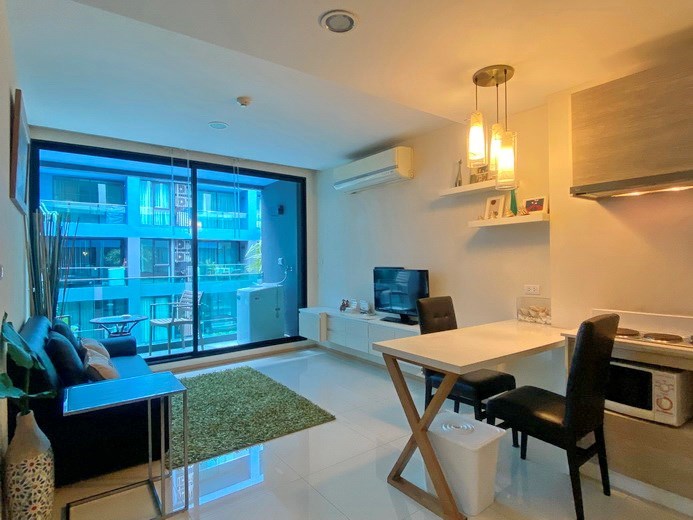 Condominium for Rent Jomtien showing the living, dining and balcony 
