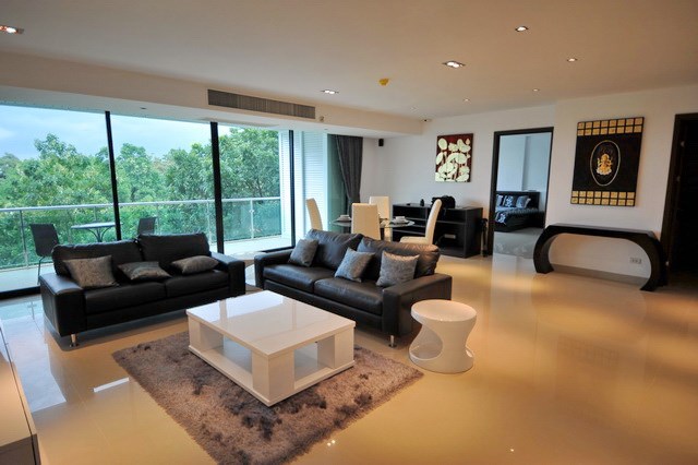 Condominium for rent Jomtien showing the living and dining areas 