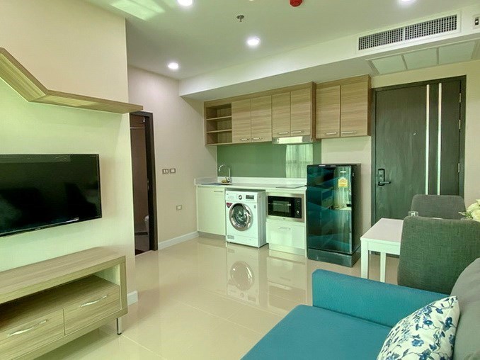 Condominium for Rent Jomtien showing the living, dining and kitchen areas 