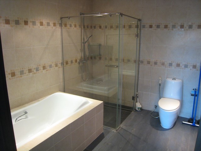 Condominium for rent Jomtien showing the master bathroom 