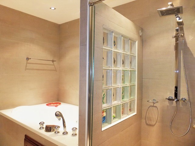 Condominium for rent Jomtien showing the master bathroom with bathtub 