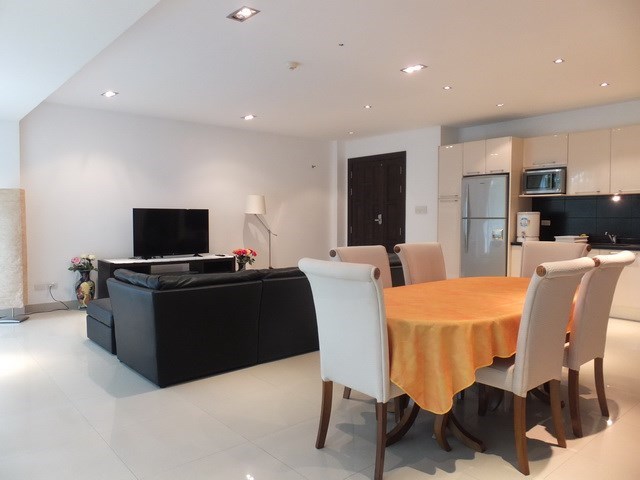 Condominium for rent Jomtien showing the living, dining and kitchen areas 