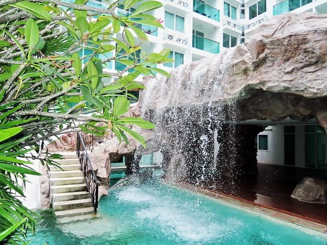 Condominium for rent Jomtien Pattaya showing the communal swimming pool 