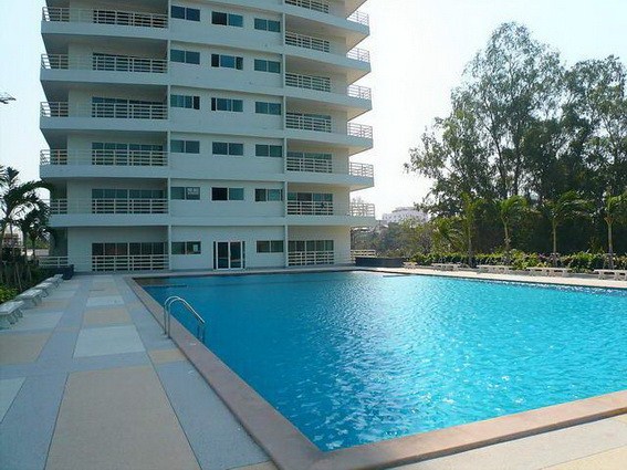 Condominium for rent Pattaya View Talay 6 showing the communal pool Condominium for rent Pattaya View Talay 6 showing the communal pool