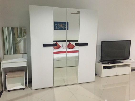 Condominium for rent Pattaya View Talay 6 showing the large TV Condominium for rent Pattaya View Talay 6 showing the large TV