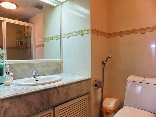 Condominium for rent Pattaya showing the bathroom 