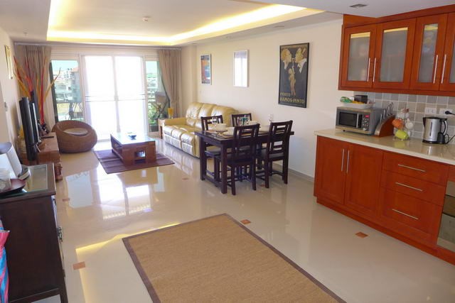 Condominium For Rent Pattaya showing the kitchen and living areas 