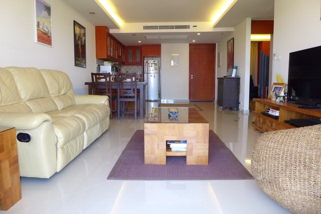 Condominium For Rent Pattaya showing the living area 
