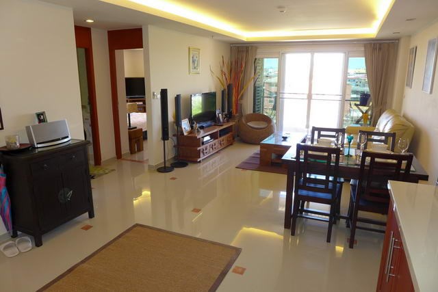 Condominium For Rent Pattaya showing the open plan 