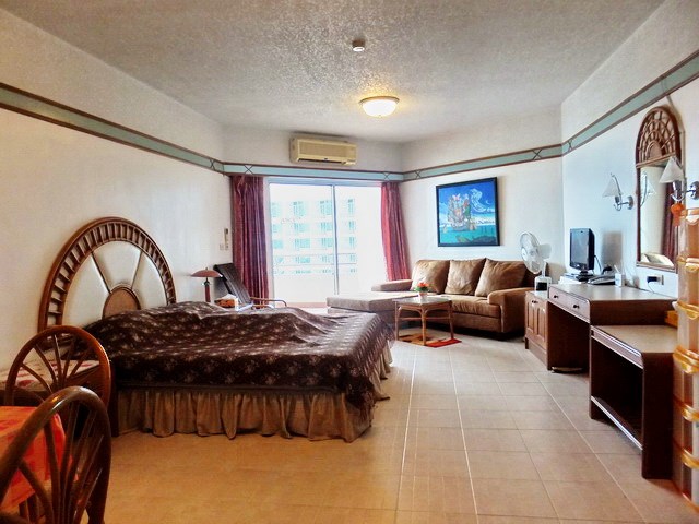 Condominium for rent Pattaya showing the living and dining areas 