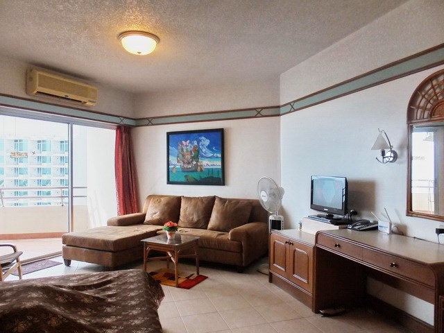 Condominium for rent Pattaya showing the living area and balcony 