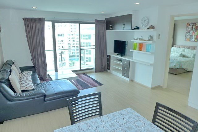 Condominium For Rent Pattaya showing the living room 