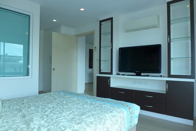 Condominium For Rent Pattaya showing the master bedroom suite 