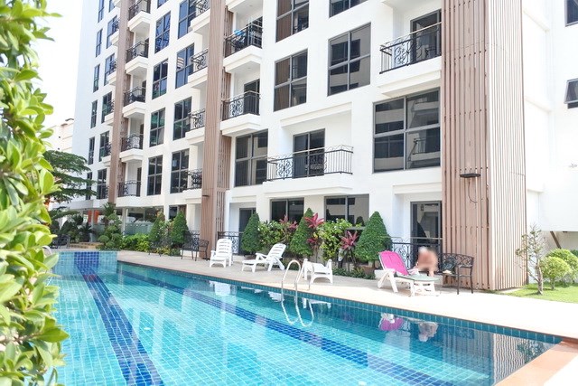 Condominium for rent on Pratumnak Hill Pattaya showing the pool and building 