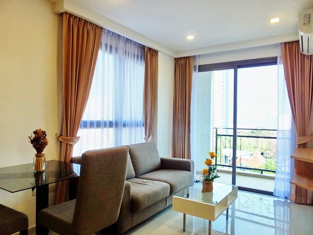 Condominium for rent Pratumnak Hill Pattaya showing the dining, living and balcony 