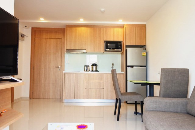 Condominium for rent on Pratumnak Hill Pattaya showing the open plan concept 