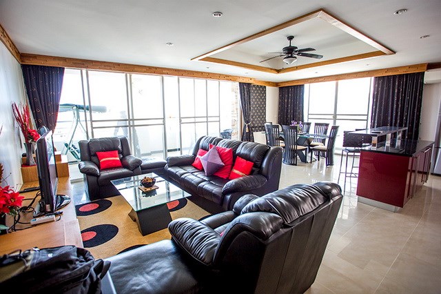 Condominium for rent Pratumnak Pattaya showing the living and dining areas 