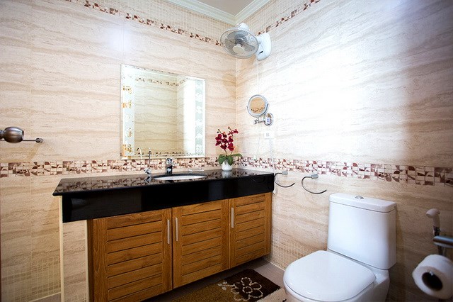 Condominium for rent Pratumnak Pattaya showing the master bathroom 