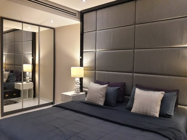 Condominium for rent on Pratumnak Hill showing the bedroom with built-in wardrobes Condominium for rent on Pratumnak Hill showing the bedroom with built-in wardrobes