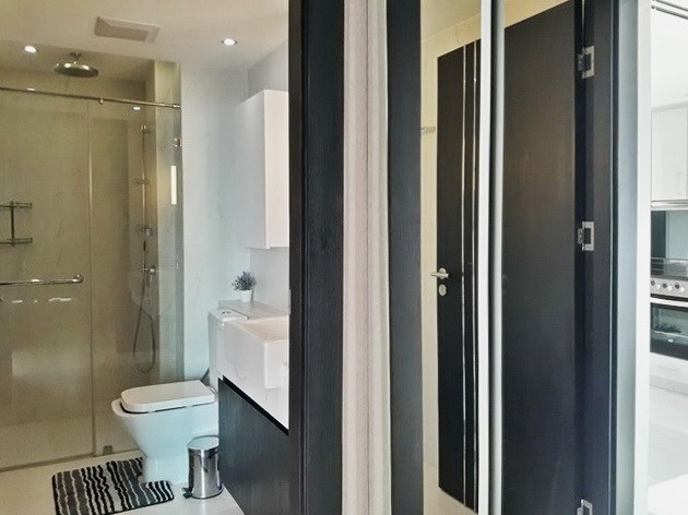Condominium for rent on Pratumnak Hill showing the bathroom and built-in wardrobes 