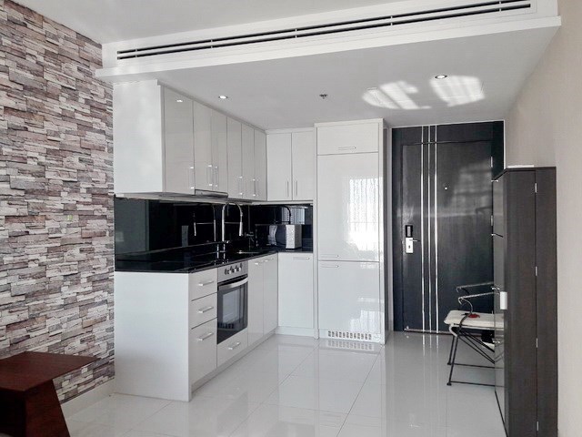 Condominium for rent on Pratumnak Hill showing the kitchen and entrance 