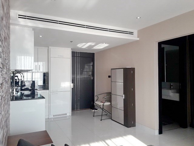 Condominium for rent on Pratumnak Hill showing the kitchen and bathroom Condominium for rent on Pratumnak Hill showing the kitchen and bathroom