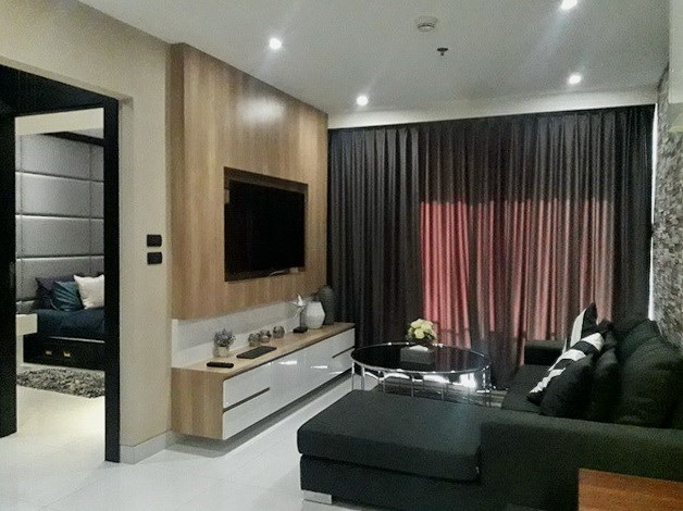 Condominium for rent on Pratumnak Hill showing the living room and bedroom 