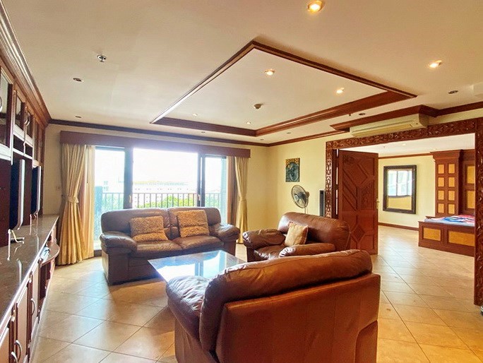 Condominium for rent Pratumnak showing the living area and bedroom 