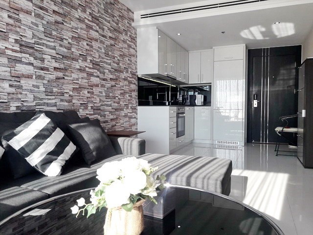 Condominium for rent on Pratumnak Hill showing the living and kitchen areas Condominium for rent on Pratumnak Hill showing the living and kitchen areas