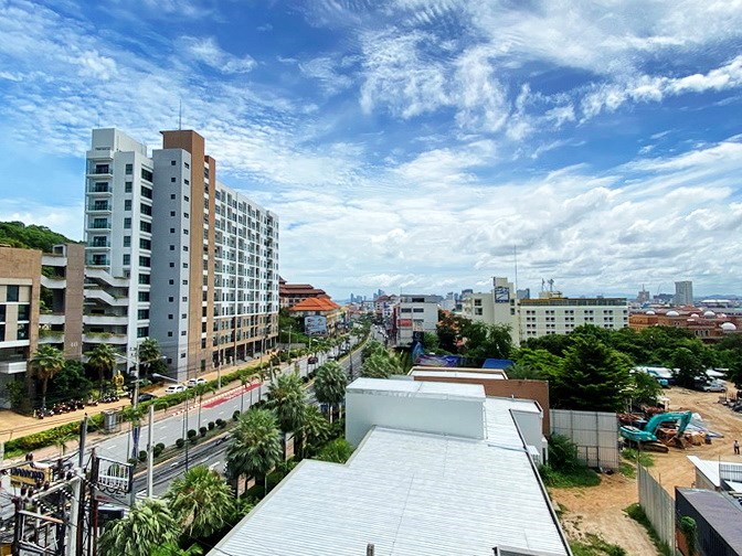 Condominium for rent Pratumnak showing the balcony view 