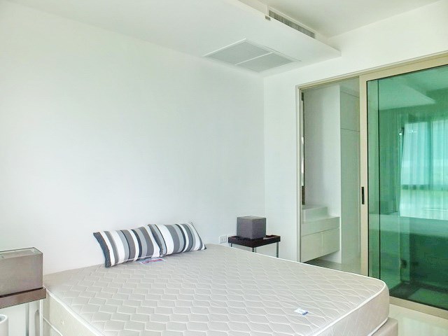 Condominium for rent Wongamat Pattaya showing the master bedroom suite 