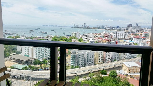 Condominium for rent UNIXX South Pattaya showing the balcony view Condominium for rent UNIXX South Pattaya showing the balcony view