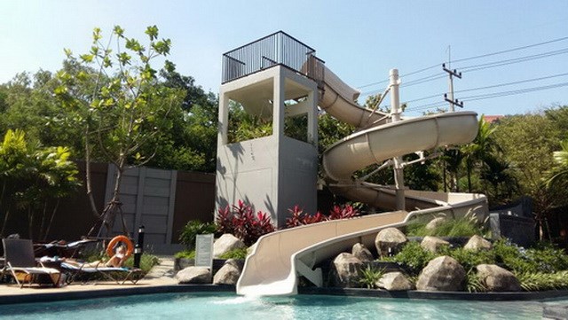 Condominium for rent UNIXX South Pattaya showing the communal pool 