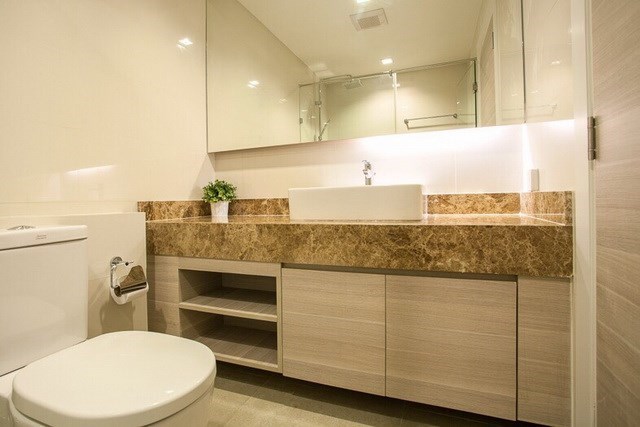 Condominium for Rent Ban Amphur showing the bathroom 