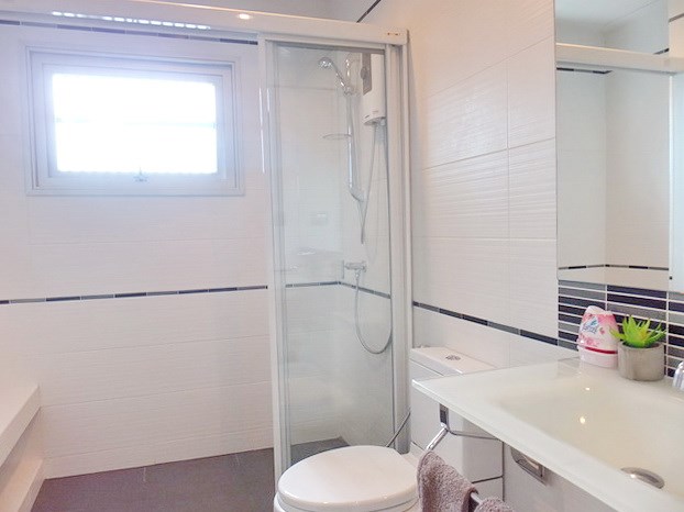 Condominium for rent Pattaya showing the second bathroom 