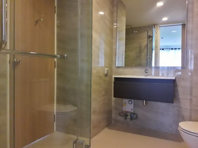 ondominium for rent Pattaya showing the bathroom with shower cubicle 