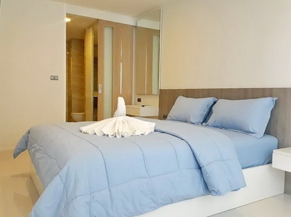 Condominium for rent Pattaya showing the bedroom with built-in wardrobes 