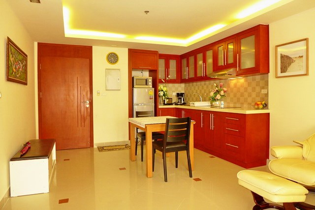 Condominium for Rent Pattaya showing the dining and kitchen 