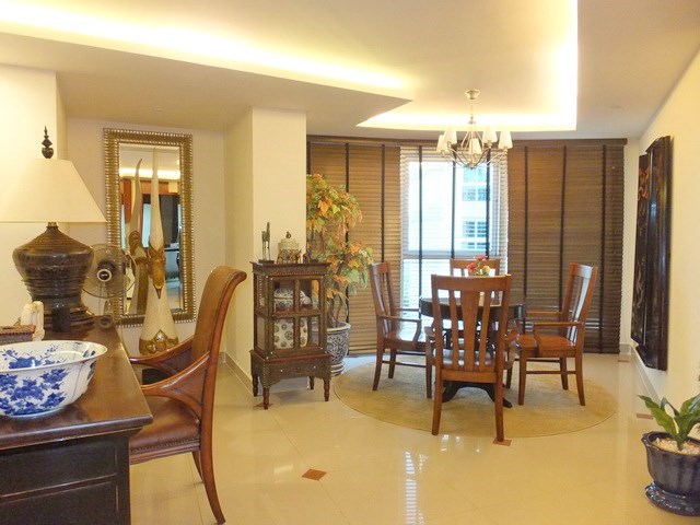 Condominium for Rent Central Pattaya showing the office and dining areas 
