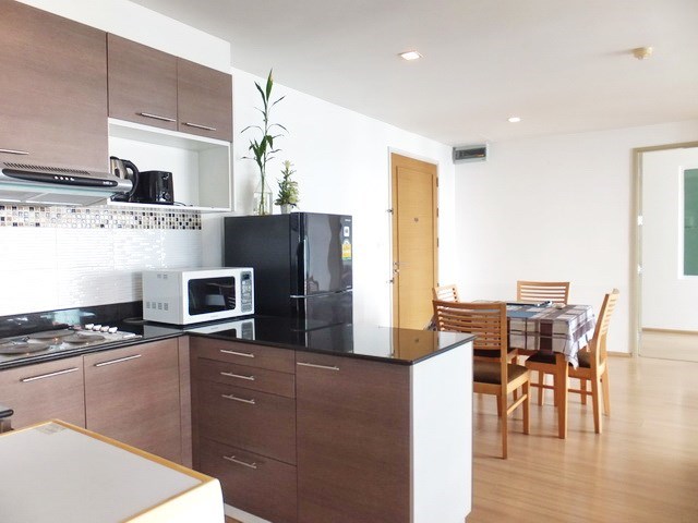 Condominium for Rent Central Pattaya showing the kitchen and dining areas 