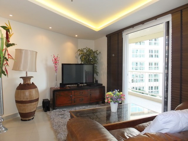 Condominium for Rent Central Pattaya showing the living area and balcony 