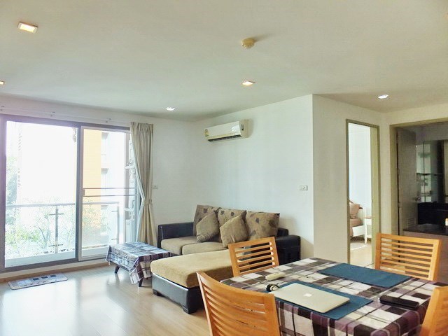Condominium for Rent Central Pattaya showing the living and dining areas 