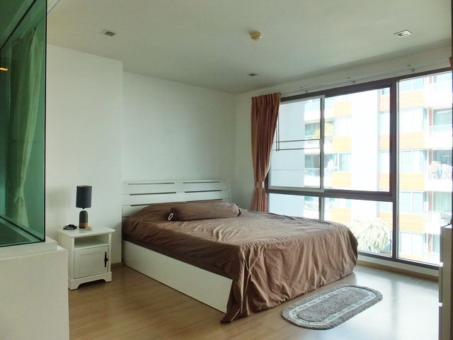Condominium for Rent Central Pattaya showing the master bedroom 