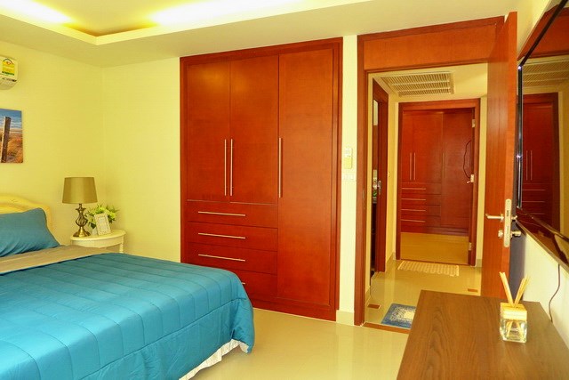 Condominium for Rent Pattaya showing the master bedroom with built-in wardrobes Condominium for Rent Pattaya showing the master bedroom with built-in wardrobes