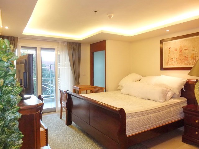 Condominium for Rent Central Pattaya showing the master bedroom suite 