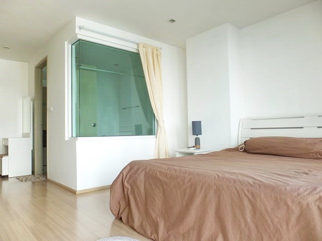 Condominium for Rent Central Pattaya showing the master bedroom suite 