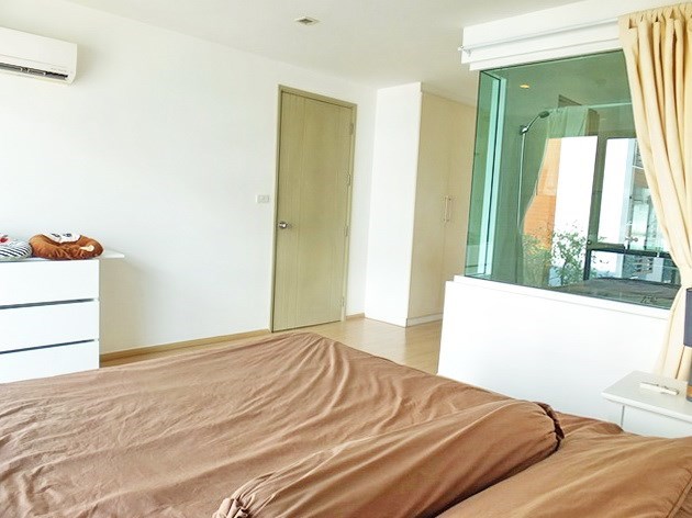 Condominium for Rent Central Pattaya showing the master bedroom and built-in wardrobes 