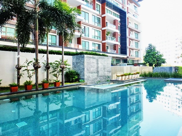 Condominium for Rent Central Pattaya showing the communal pool and building 