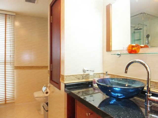 Condominium for Rent Central Pattaya showing the second bathroom