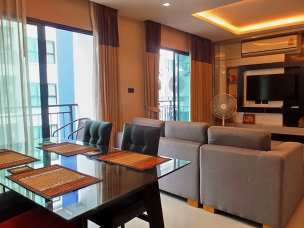Condominium for rent East Pattaya showing the living and dining areas 